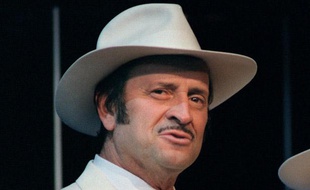Georges Descrières en 1987 sur scène à Paris.