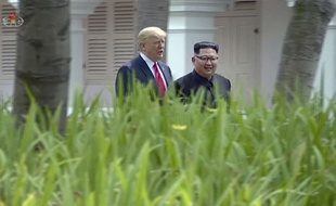 Le président américain Donald Trump et le leader nord-coréen Kim Jong-un marchant côte à côte lors de leur rencontrer historique à Singapour le 12 juillet 2018.