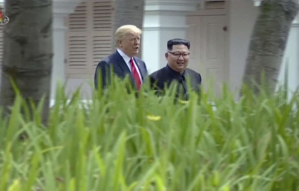 Donald Trump l'assure Kim Jong-Un et lui sont «tombés amoureux» 960x614_president-americain-donald-trump-leader-nord-coreen-kim-jong-marchant-cote-cote-lors-rencontrer-historique-singapour-12-juillet-2018