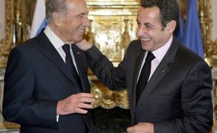 Le président israélien Shimon Peres a entamé lundi une visite d'Etat en France en se félicitant du resserrement des liens franco-israéliens, malgré des divergences sur la poursuite de la colonisation dont son homologue Nicolas Sarkozy a demandé "l'arrêt".