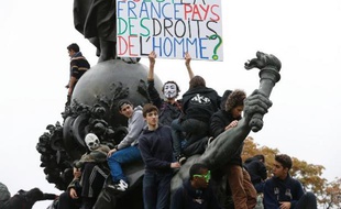 La mobilisation pour le retour de Leonarda est restée forte vendredi, avec des milliers de manifestants, à la veille de la présentation de l'enquête sur les conditions d'expulsion de la collégienne et pour laquelle Manuel Valls a décidé d'écourter son voyage aux Antilles.