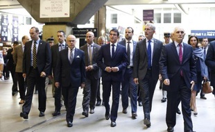 Le Premier ministre Manuel Valls (c) et le ministre de l'Intérieur Bernard Cazeneuve (g), visitent avec le président de la SNCF Guillaume Pepy (2e d) la gare Montparnasse à Paris, le 28 septembre 2014