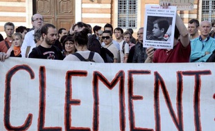 Le jeune militant d'extrême gauche Clément Méric est mort jeudi des suites d'un coup reçu la veille lors d'une bagarre avec des skinheads à Paris, des violences suivies de l'interpellation de sept personnes et de manifestations d'indignation dans toute la France.
