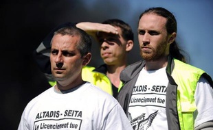Des employés de la Seita à Carquefou, près de Nantes, lors d'une manifestation le 16 avril 2014 devant leur usine promise à la fermeture