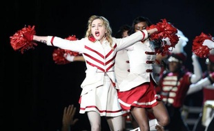 A l'occasion du dernier concert de sa tournée en France, Madonna a choisi de calmer la polémique qu'elle avait ouverte contre le FN, en renonçant mardi à Nice à apposer une croix gammée sur le visage de Marine Le Pen dans un clip diffusé au stade Charles-Ehrmann.