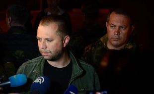 Le Premier ministre autoproclamé de la République séparatiste de Donetsk, Alexander Borodai, s'adresse à des journalistes après la libération d'observateurs de l'OSCE à Donetsk, le 28 juin 2014