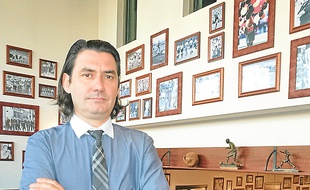 Yann Paigier gère Léon le cochon.