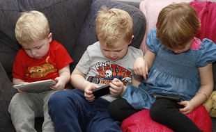 Des enfants de trois à cinq ans utilisant smartphones et tablettes.