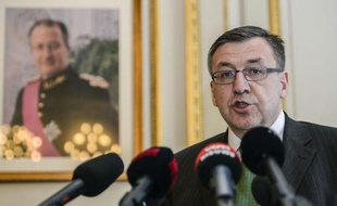 Le ministre belge des Finances Steven Vanackere, mis en cause dans un possible conflit d'intérêt lié à la banque Belfius, a démissionné mardi de manière inattendue mais a immédiatement été remplacé par un universitaire peu connu du grand public, Koen Geens.