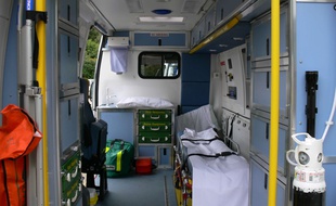L'ambulance est restée garée pendant trente minutes.