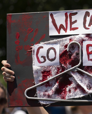 Un manifestant pour le droit à l'avortement affiche une pancarte lors d'une manifestation devant la Cour suprême à Washington, le samedi 25 juin 2022.