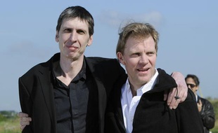 Les journalistes de France 3 Hervé Ghesquière (à droite) et Stéphane Taponier lors d'une conférence de presse sur le tarmac de la base de Villacoublay, près de Paris, le 30 juin 2011.