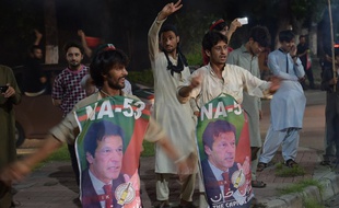 Les partisans de Imran Khan ont déjà commencé à fêter la victoire.
