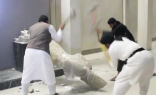 Des militants de Daesh détruisent des statues à Mossoul, en Irak, dans une vidéo mise en ligne le 26 février 2015.