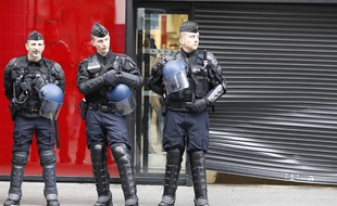 Les forces de l'ordre devant le Carrefour de Saint-Denis dont la vitrine a été abîmée par les casseurs, le 10 novembre 2014.