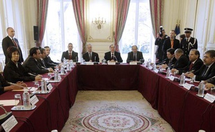 Le ministre de l'Intérieur, Claude Guéant, préside une réunion avec les représentants des cultes de France, le 15 avril 2011, à Paris.