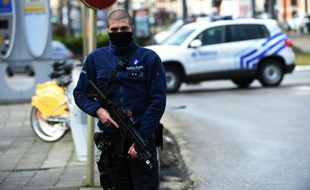 Un officier de police en patrouille, le 25 mars 2016 à Bruxelles