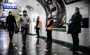 Sur les quais du métro de Paris, au temps du Covid-19. (illustration)