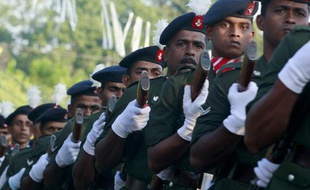 Soldats de l'armée sri lankaise lors des funérailles du général Lassantha Mhaesh Kumara Narangoda à Ragama près de Colombo.