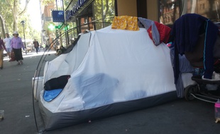 La tente d'une famille albanaise dans le centre-ville de Toulouse.
