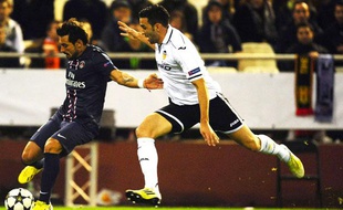 Adil Rami à la lutte avec Ezequiel Lavezzi, le 12 février 2013 à Valence.