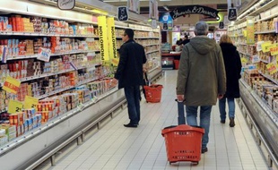 Des consommateurs dans un supermarché Auchan à Saint-Sebastien-sur-Loire, le 27 décembre 2012