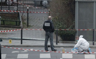 Police scientifique près du siège de «Charlie Hebdo» à Paris le 7 janvier 2015.