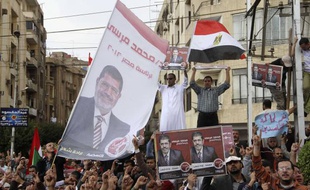 Les soutiens et les opposants du président Mohamed Morsi ont manifesté vendredi 23 novembre 2012.