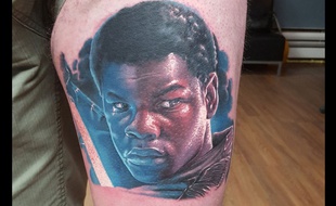 Ce fan canadien de la saga Star Wars s'est fait tatouer le visage du personnage de Finn sur la cuisse.