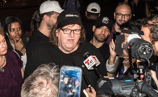 Michael Moore entouré de journalistes pour la première de «Michael Moore in Trumpland», le 18 octobre à New York.