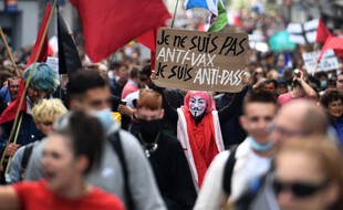 Un manifestant anti pass sanitaire, le samedi 7 août 2021, à Brest.