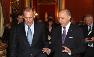 Le ministre russe des Affaires étrangères Sergueï Lavrov et son homologue français Laurent Fabius à l'Elysée Paris le 5 mars 2014