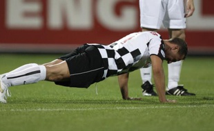 Michael Schumacher, prépare son retour en F1 sur un terrain de football. Voilà ce qui arrive quand on rate un penalty, le 8 juillet 2009 à Wiesbaden, en Allemagne.