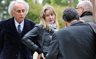Cécile Bourgeon et son avocat Gilles-Jean Portejoie (G) le 12 mai 2013 dans le parc Montjuzet à Clermont-Ferrand