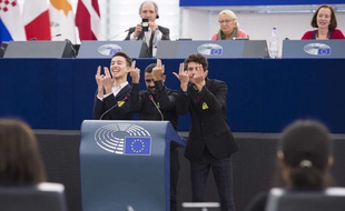 Les trois lycéens marseillais arborant le signe « Jul ».