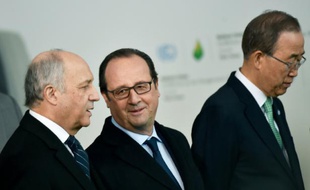 Ban Ki-moon, secrétaire général des Nations unies aux côtés de François Hollande, président de la République et de Laurent Fabius à l'ouverture de la conférence sur le changement climatique au Bourget, le 30 novembre 2015