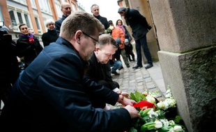 Un an après, le Premier ministre danois Lars Lokke Rasmussen (d) et le maire de Copenhague Frank Jensen rendent hommage aux victimes des attentats du 14 février 2015 dans la capitale danoise