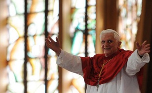 Responsables et militants de la lutte contre le sida notamment se félicitaient dimanche des propos du pape Benoît XVI sur l'utilisation du préservatif "dans certains cas", même si certains estimaient que le souverain pontife n'était pas allé assez loin en la matière.