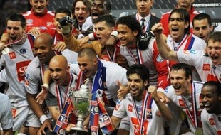 Lyon a remporté son premier doublé en gagnant la Coupe de France, une semaine après son septième titre de rang de champion, en battant 1 à 0 après prolongation un Paris SG méconnaissable, c'est-à-dire solide, inspiré et même dominateur, samedi au Stade de France.