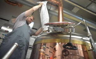Une bière aux huîtres appelée "Des perles aux cochons", une autre aux framboises, ou aux feuilles de tabac ou encore au moût de raisin, la seule limite à la bière artisanale en Italie semble être désormais l'imagination du maître-brasseur.