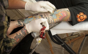 Des tatoueurs donnent leur matériel inutilisé à des cabinets médicaux. Illustration.