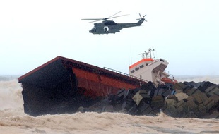 Un cargo espagnol s'est échoué à Anglet.