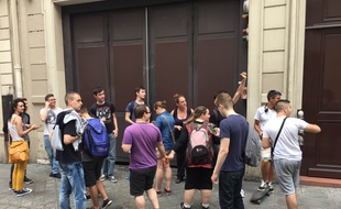 Quelques dresseurs ont cru avoir repéré un pokémon, 25 juillet 2016 à Paris.