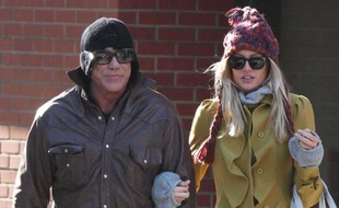L'acteur Mickey Rourke et sa petite amie, Elena Kuletskaya, dans les rues de New York, le 6 décembre 2009.