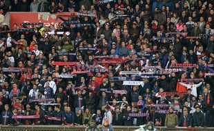 Des supporters du PSG lors du match contre Nantes le 14 mai 2016.
