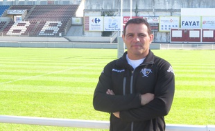 Raphaël Ibanez prend la pose dans le stade Moga de Bègles, le 27 octobre 2014.