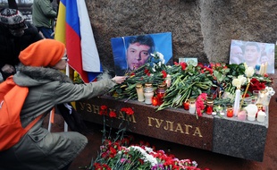 Une femme dépose des fleurs à la mémoire de Boris Nemtsov, l'opposant russe assassiné à Moscou. Photo du 28 février 2015.