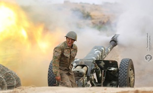 Un soldat arménien tire une pièce d'artillerie fin septembre 2020