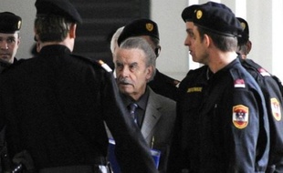 L'Autrichien Josef Fritzl, qui a séquestré et violé sa fille pendant 24 ans, s'est reconnu coupable de tous les chefs d'accusation, y compris la mort d'un enfant de l'inceste, dans un revirement spectaculaire mercredi, au troisième jour de son procès.