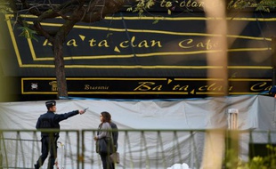 Un policier redirigent des piétons devant le Bataclan, le 15 novembre 2015 à Paris